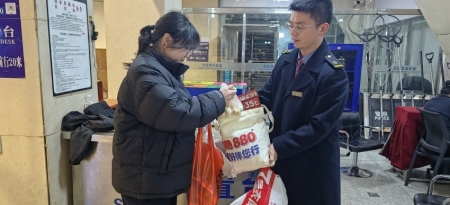 车站爱心举措 为返岗旅客“兜”住乡愁