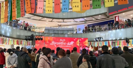 视频丨我们的节日·元宵出门赏灯火  猜了灯谜乐万家