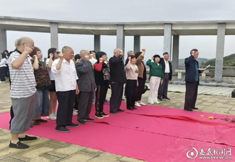 支部老党员在革命老区锡矿山开展主题党日活动。
