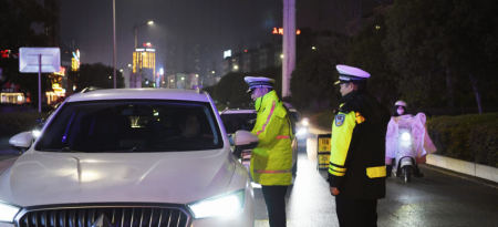 娄底：春运尾声不松懈！公安交管部门“查治宣”三位一体打好“收官战”