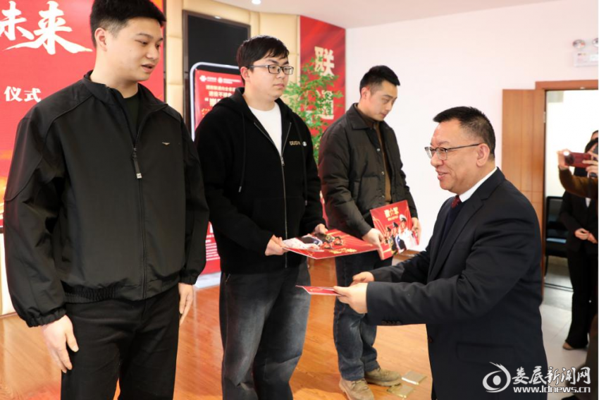 (娄底市退役军人事务局党组书记、局长刘新文为首批&ldquo;崇军卡&rdquo;用户代表授权交付)