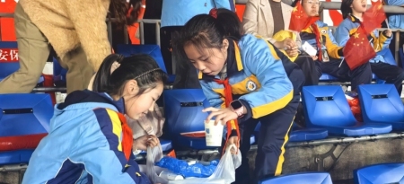 图说丨观赛显文明 离场不留痕 娄底小球迷赛后自觉清理垃圾