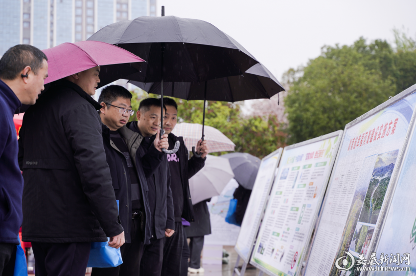 （驻足观看水利宣传展板。）