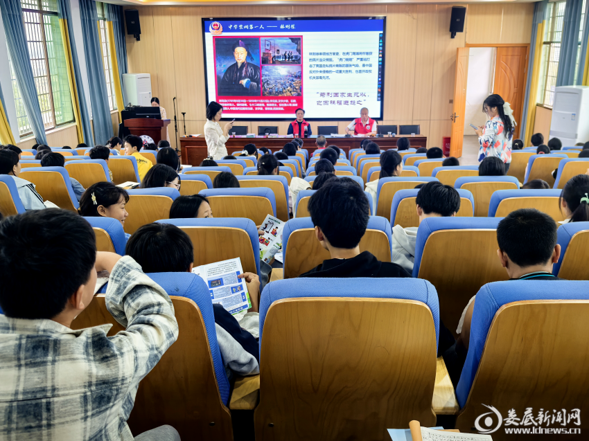 周永清在枫林街道枫林中学做禁毒知识讲座