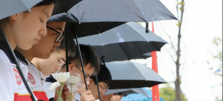 追寻·2026·清明祭英烈 娄底多校学子赴烈士陵园缅怀先烈   