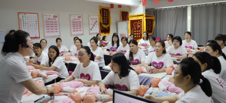 39岁宝妈抱娃学月嫂：中年女性的就业突围 母婴护理成新赛道