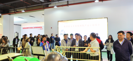 “哇，旋耕机驾驶舱还配备了空调” 全国网络名人湖南行活动走进娄底双峰