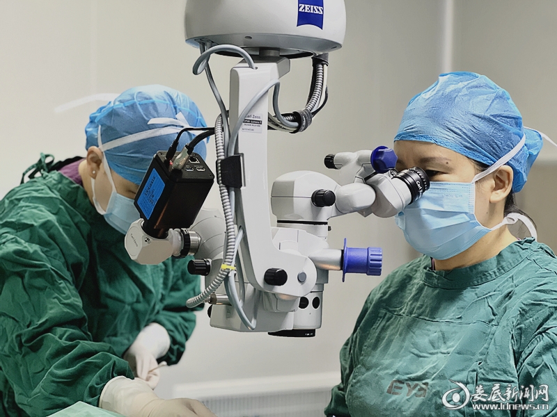 ▲唐玖鸿副院长为患者开展飞秒白内障手术