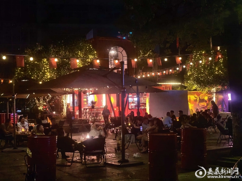 体育公园&ldquo;夜市&rdquo;经济消费火爆场景3