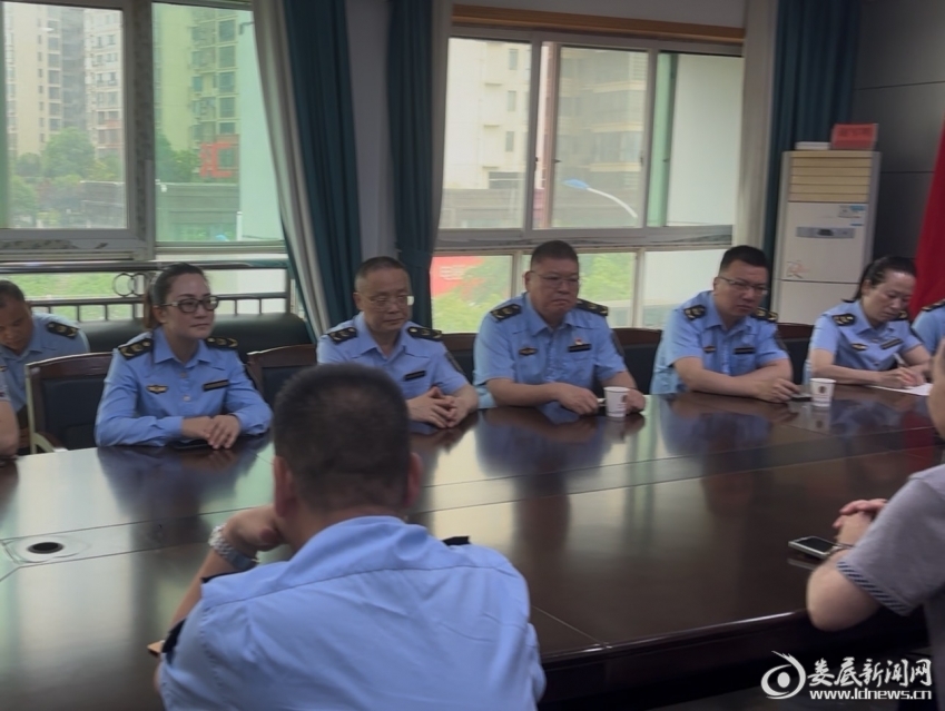 图为娄底市局领导指导案件查办工作