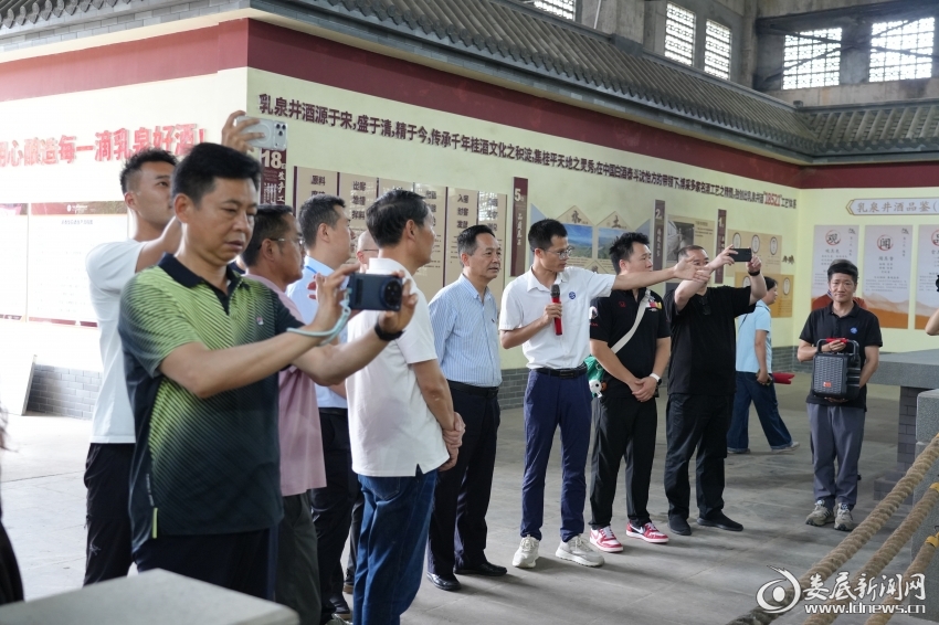 采访团走进广西乳泉酒业有限公司