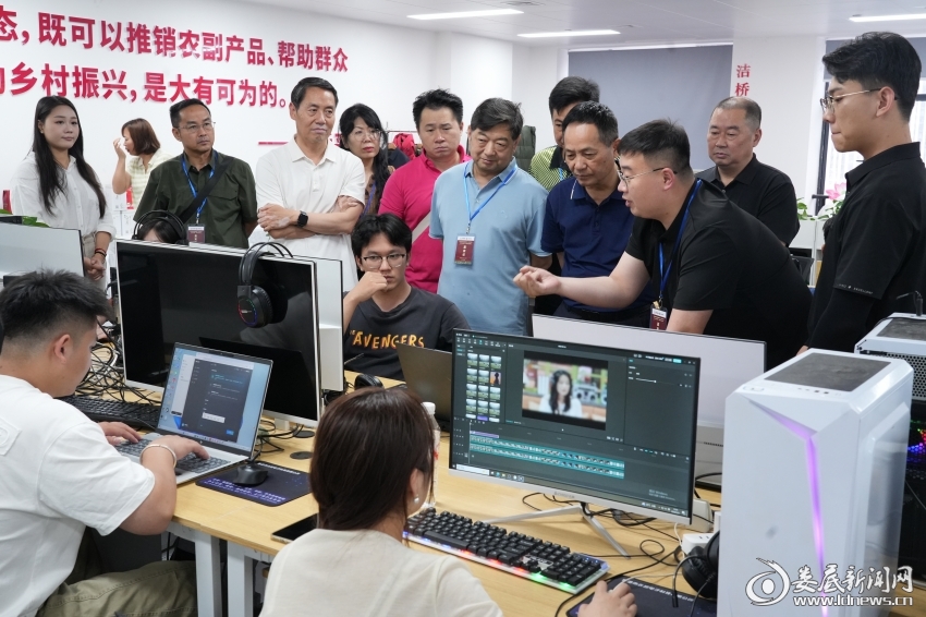 采访团走进贵港电商产业园，对&ldquo;贵港甄选&rdquo;电商基地AI短剧电商带货新模式饶有兴趣。