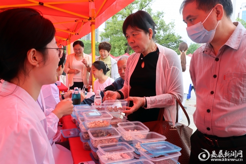 （娄底职院医学院的学生们带着中药材摆了一长溜，现场教大家辨识药材、普及中药知识）