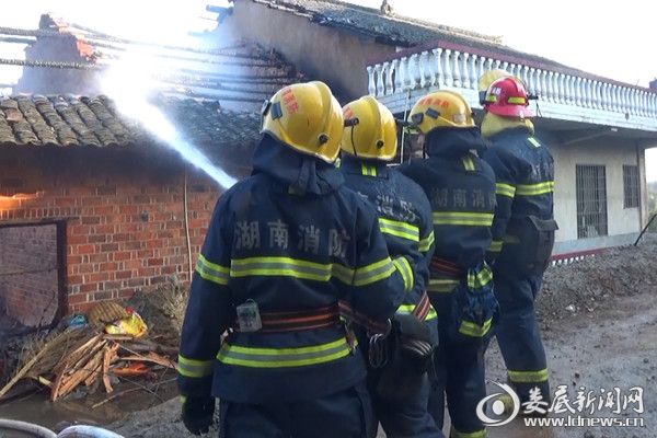 曹海波)2月13日15时35分,涟源市消防大队值班室接到报警称,斗笠山镇