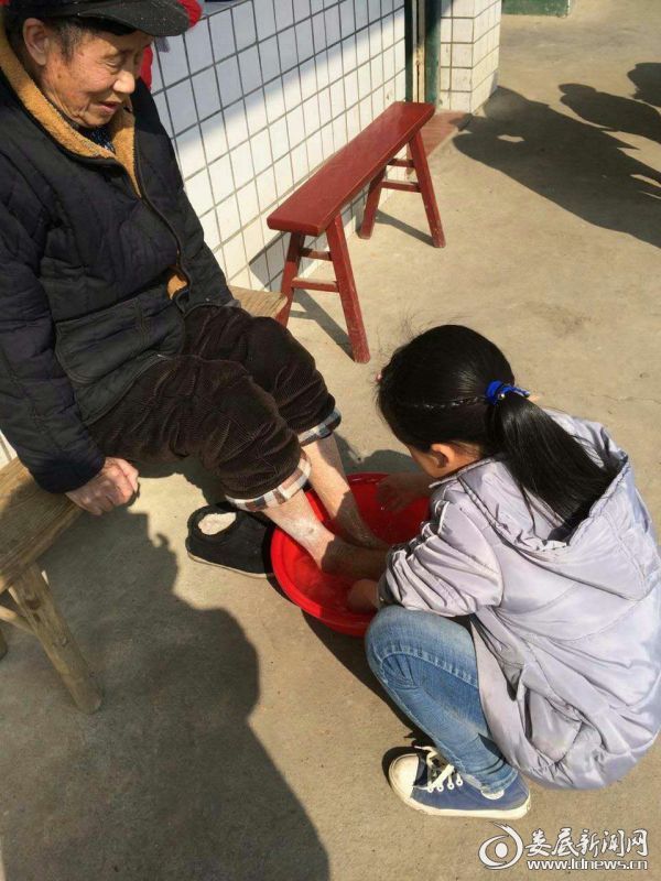 (为老人洗脚)