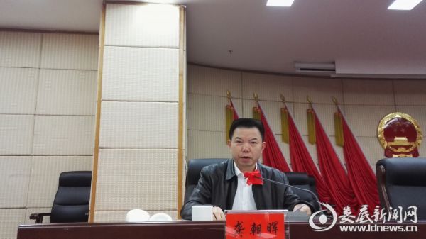 新化县委组织部副部长,人社局党组书记,局长龚朝晖做工作报告