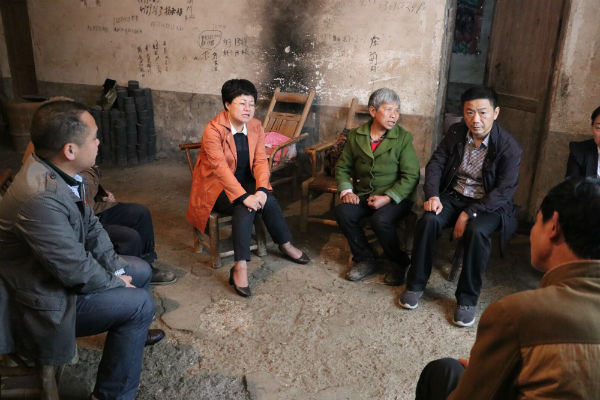 黄超)4月26日,涟源市委书记谢学龙率相关部门负责同志到茅塘镇道童村