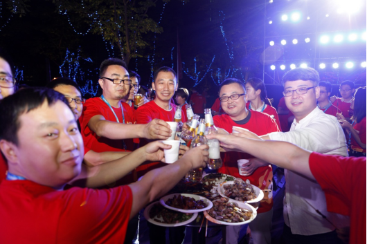 618全渠道增长209% 苏宁大办庆功宴海鲜烤肉随便吃!