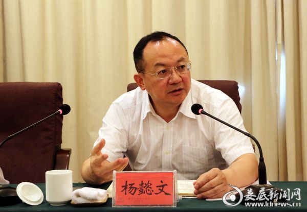 (7月3日,市委副书记,市长杨懿文到冷水江市调研防汛救灾和历史遗留