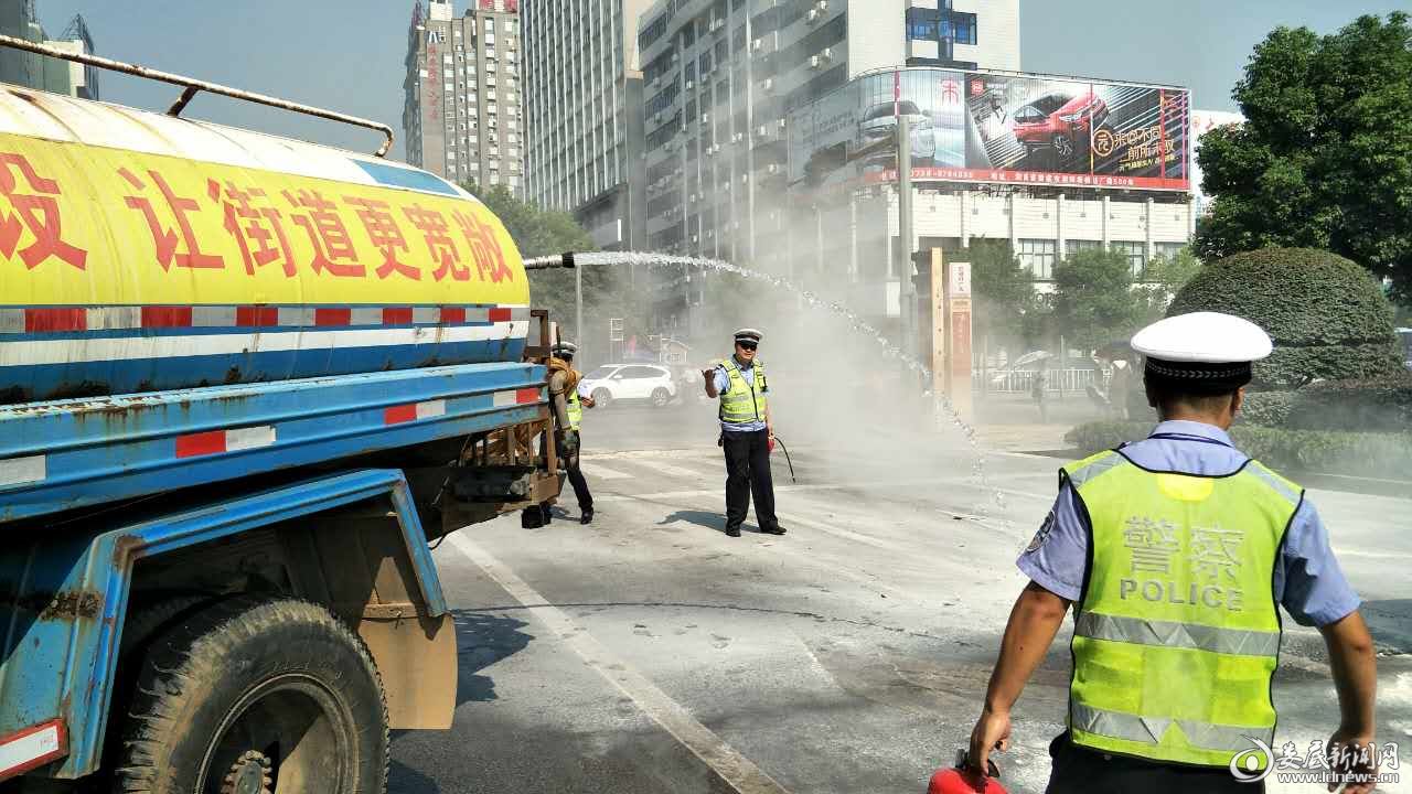 灭火现场,洒水车参与灭火