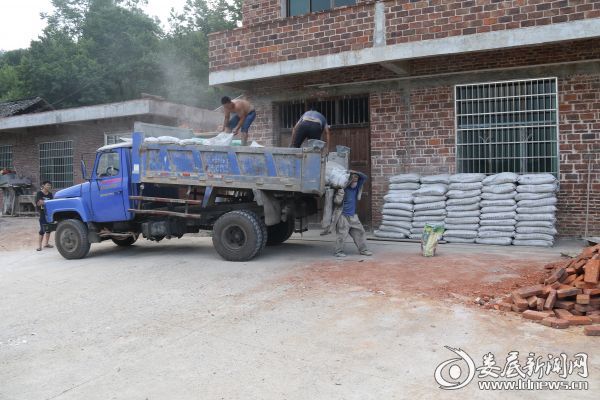 (搬运水泥)
