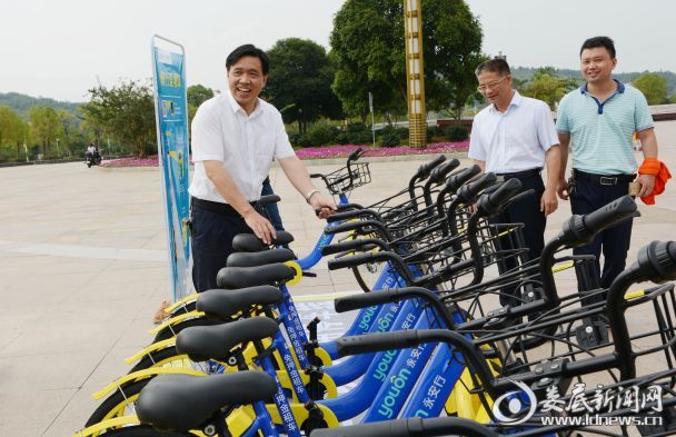 市城管执法局党委书记谢万春试骑共享单车