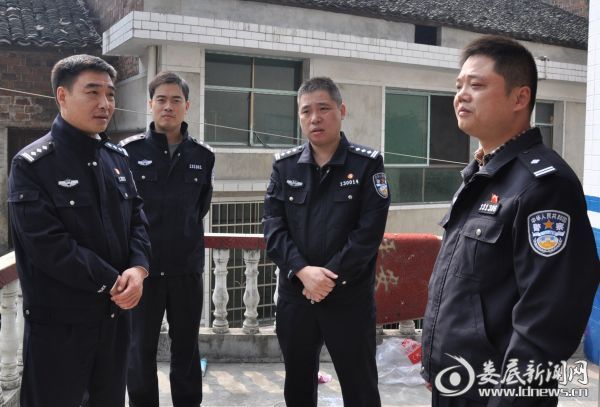 肖海文考察冷水江农村治安队基础建设工作