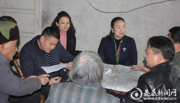 (涟源市副市长李冰玉在贫困户曾建新家中走访慰问)