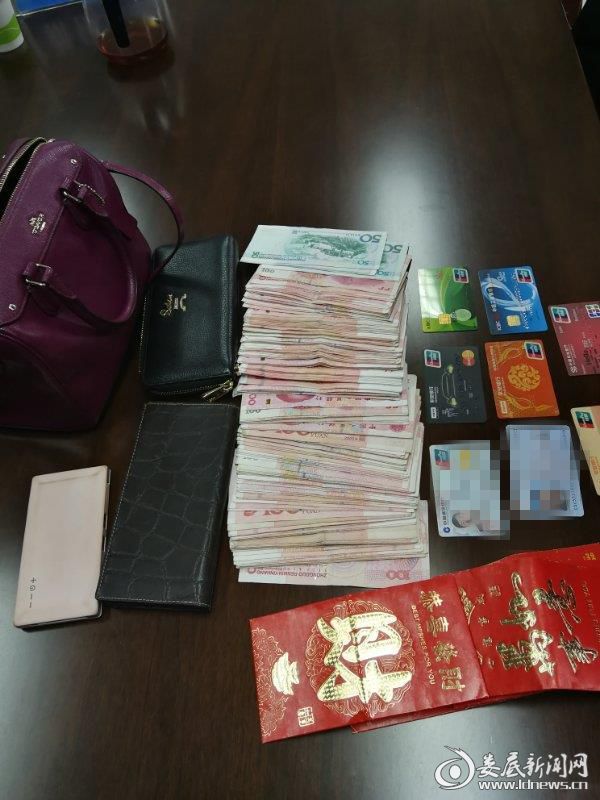 【春运故事】粗心旅客丢包 新化高铁客运员拾金不昧暖人心