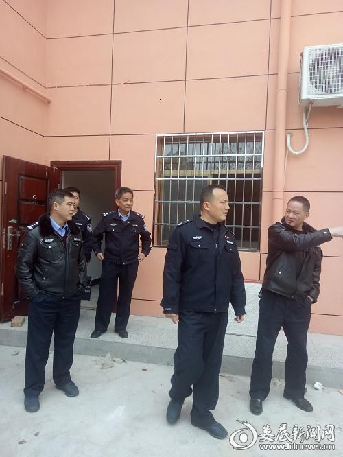 颜国良等人的陪同下到冷水江市拘留所检查指导工作,拘留所副所长唐丽