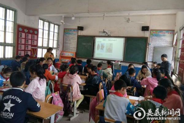 4月19日上午,双峰县沙塘中心学校举办中小学科学教学示范观摩活动