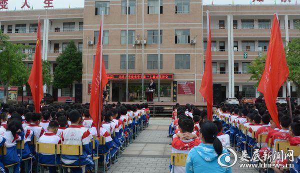 三一集团特邀北京大学优秀学子焦一乙走进涟源市三一学校,开展以"奋斗