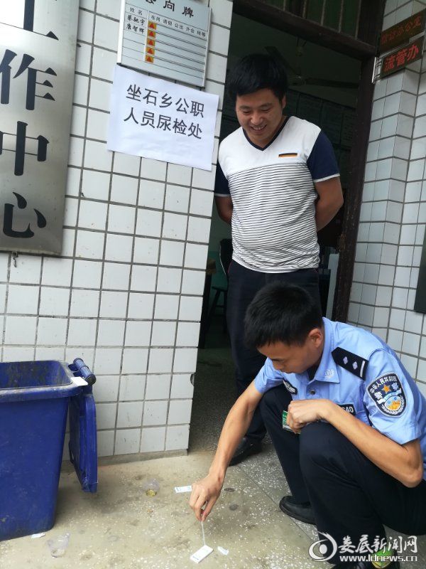 坐石乡派出所民警在为公职人员进行尿检