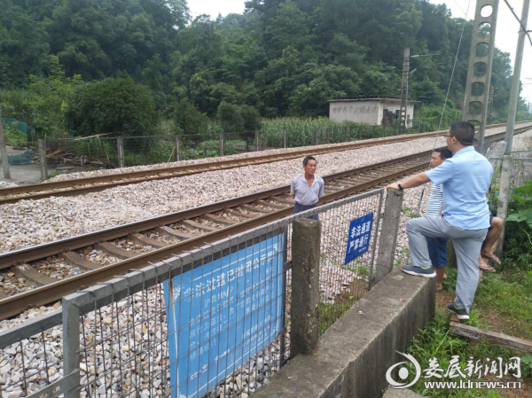 枫坪镇护路办开展辖区铁路沿线安全隐患排查