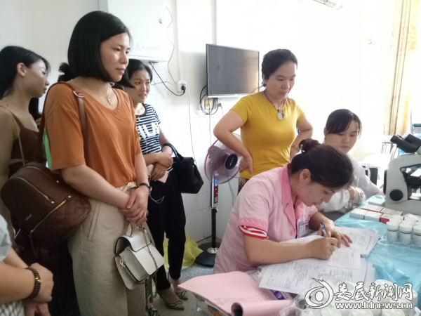 (医务人员为前来普查的适龄妇女认真检查)