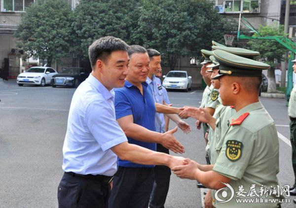 肖海文看望慰问消防官兵和武警战士