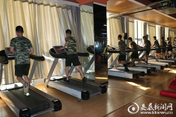 制定计划,合理组织安排训练,在高温时段组织全体官兵走进辖区健身房请