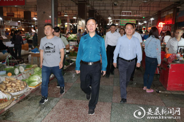 娄星区领导带队检查国庆期间食品安全