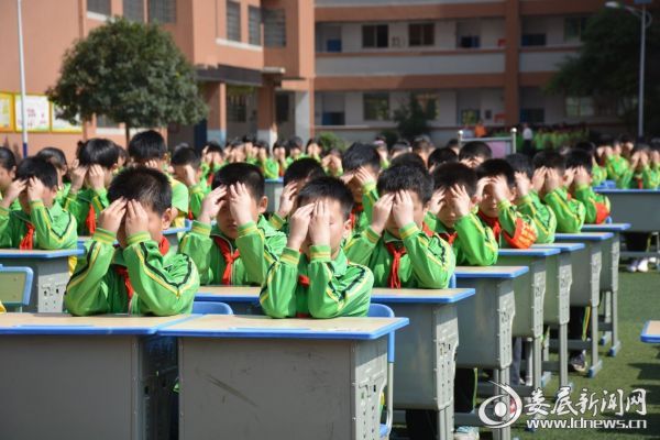 爱护眼睛守护心灵的窗口娄底六小举行眼保健操比赛