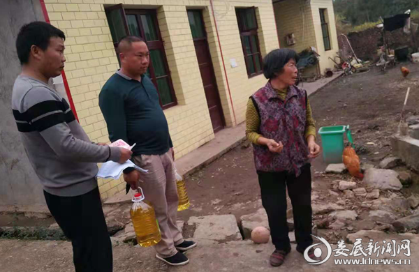 游家镇爱心企业走访慰问贫困户