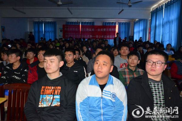 爱尔眼科眼科医院"近视全解决方案和近视防控"公益讲座走进涟源二中