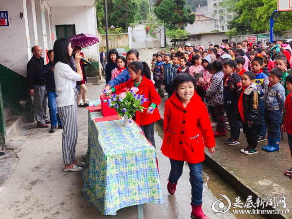 小善大爱 情满文田——新化县文田镇中心小学师生为白血病患者捐款