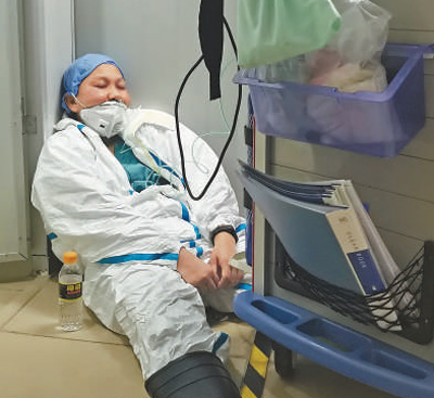 近日,海南三亚市人民医院发热门诊护士海元芳在防疫一线持续工作,极度