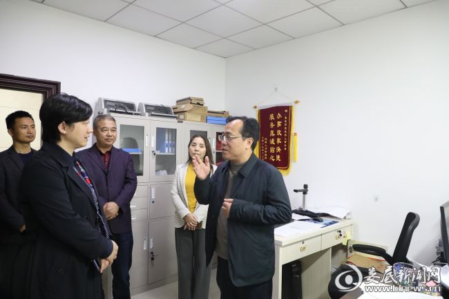 (邓燕飞现场指导社保接续工作)