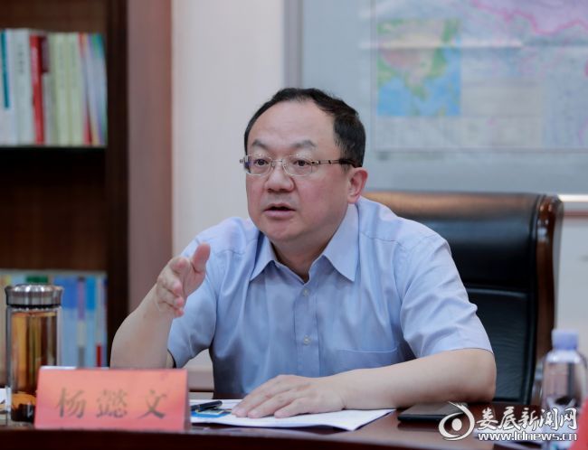 罗宗 彭敏)5月6日下午,娄底市委副书记,市长杨懿文在研究装配式建筑