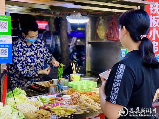 社会新闻晚上九点半,娄底八中附近的夜宵街霓虹璀璨,夜宵档口陆续上客