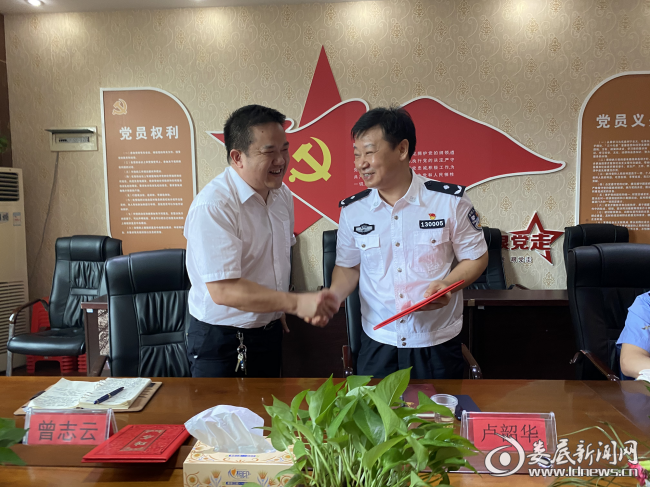 校长曾志云宣读了关于聘请卢韶华同志担任娄底市星星实验学校法制副