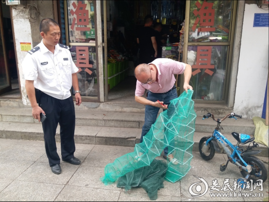 (执法人员现场处置禁用渔具)