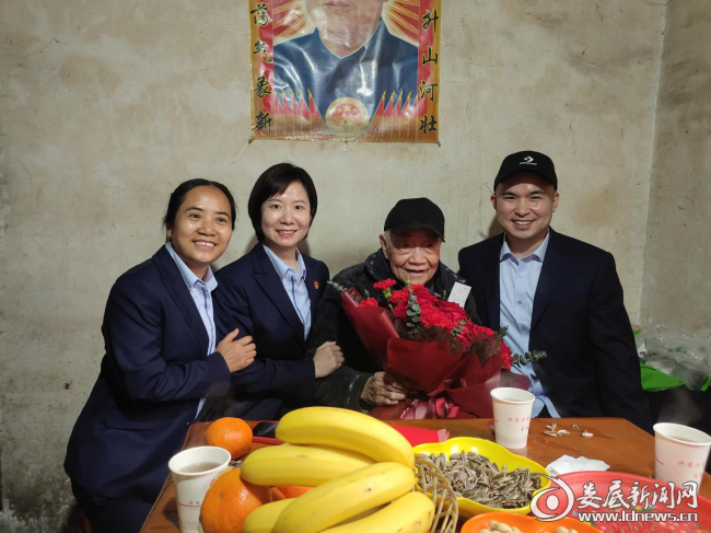 冷水江农商银行:慰问百岁老人 建设温度银行