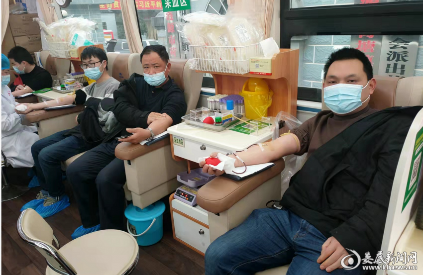 指导)2月28日,湖泉镇古泉村支部书记易建红带领村里10余村民前来献血